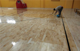 在疫情过后的返工潮下，体育馆运动木地板翻新上漆工艺是不错的选择